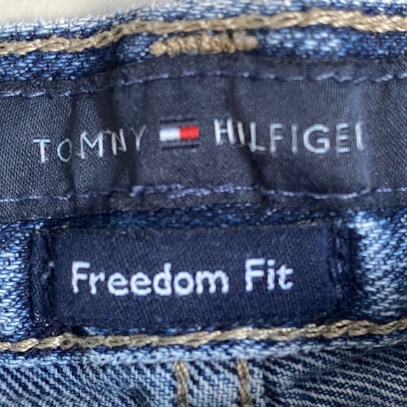 Tommy Hilfiger Men's Freedom Fit Standard Wash Jeans - Picture 2 of 15